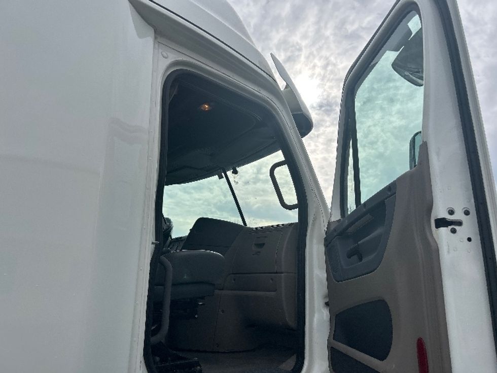 Sleeper Tractor-Heavy Duty Tractors-Freightliner-2019-Cascadia 12564ST-Ceres-CA-670,931\n\t\tmiles-$ 38,250 - Image 13