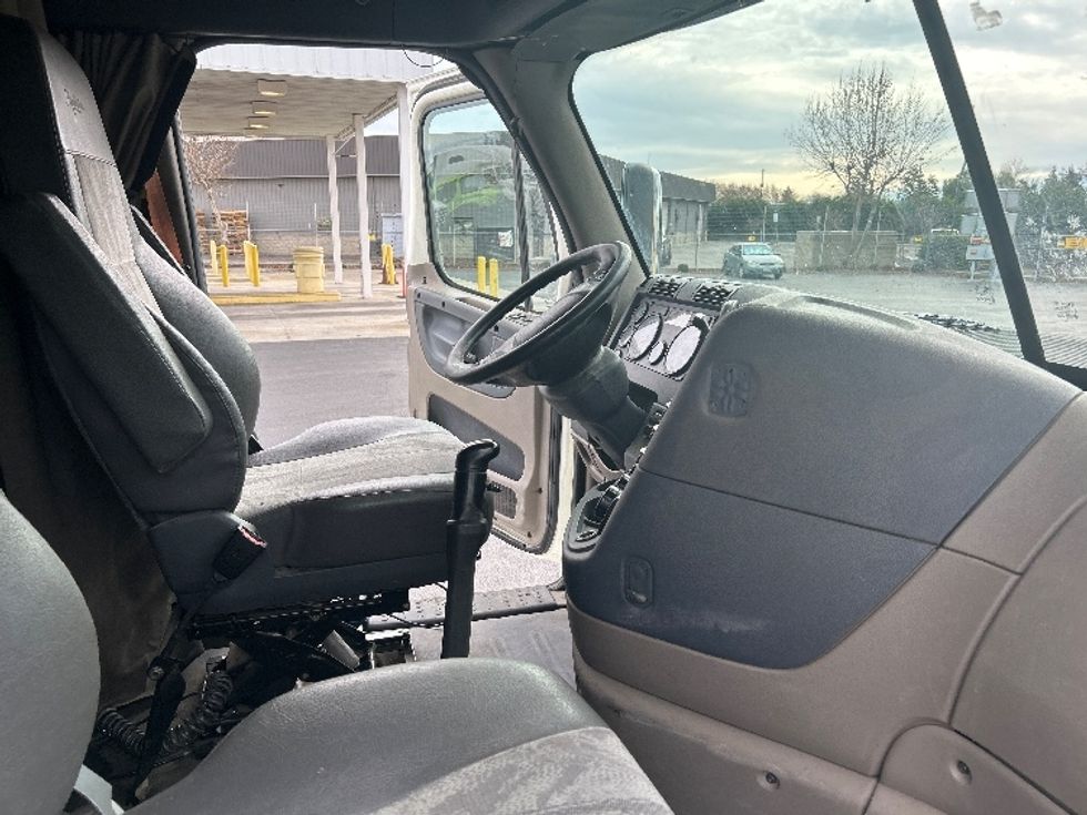 Sleeper Tractor-Heavy Duty Tractors-Freightliner-2019-Cascadia 12564ST-Ceres-CA-670,931\n\t\tmiles-$ 38,250 - Image 15