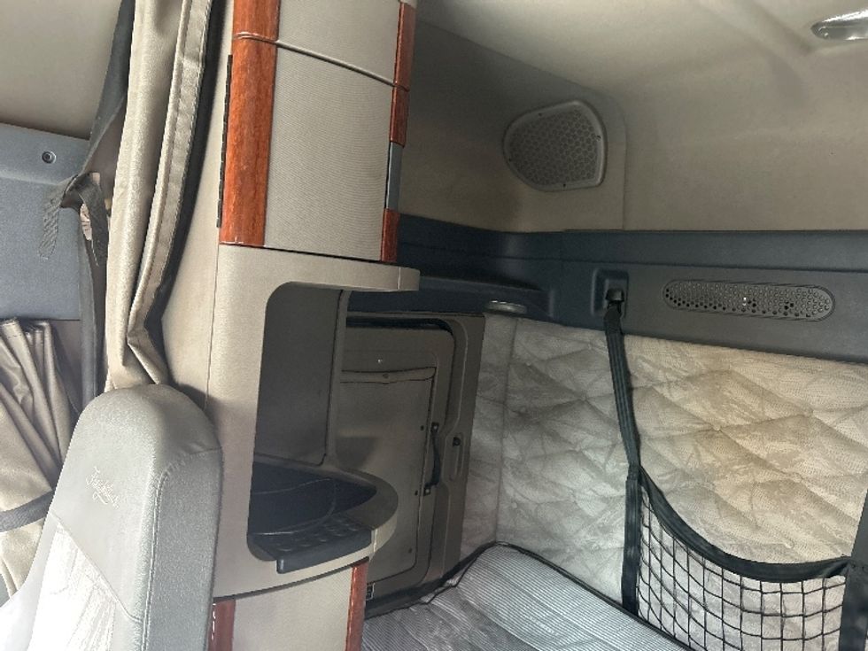 Sleeper Tractor-Heavy Duty Tractors-Freightliner-2019-Cascadia 12564ST-Ceres-CA-670,931\n\t\tmiles-$ 38,250 - Image 19