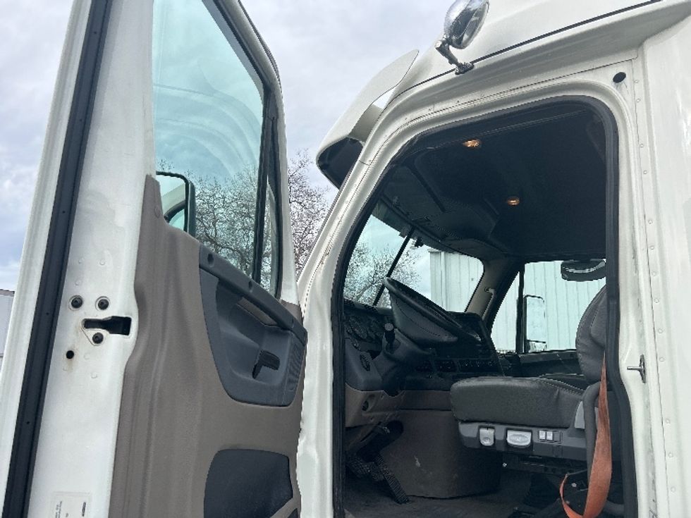 Sleeper Tractor-Heavy Duty Tractors-Freightliner-2019-Cascadia 12564ST-Ceres-CA-670,931\n\t\tmiles-$ 38,250 - Image 9