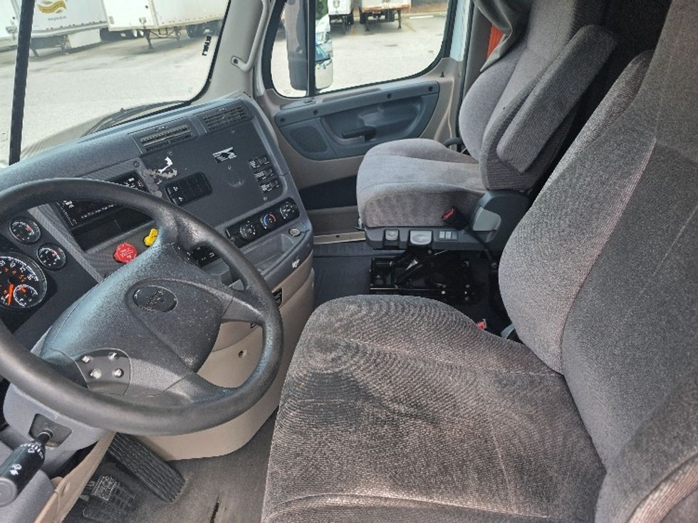 Sleeper Tractor-Heavy Duty Tractors-Freightliner-2019-Cascadia 12564ST-Chester-VA-590,746\n\t\tmiles-$ 51,250 - Image 10