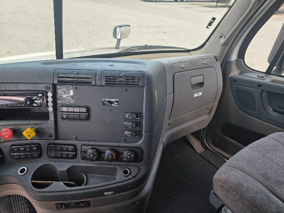 Sleeper Tractor-Heavy Duty Tractors-Freightliner-2019-Cascadia 12564ST-Chester-VA-590,746\n\t\tmiles-$ 51,250 - Image 12