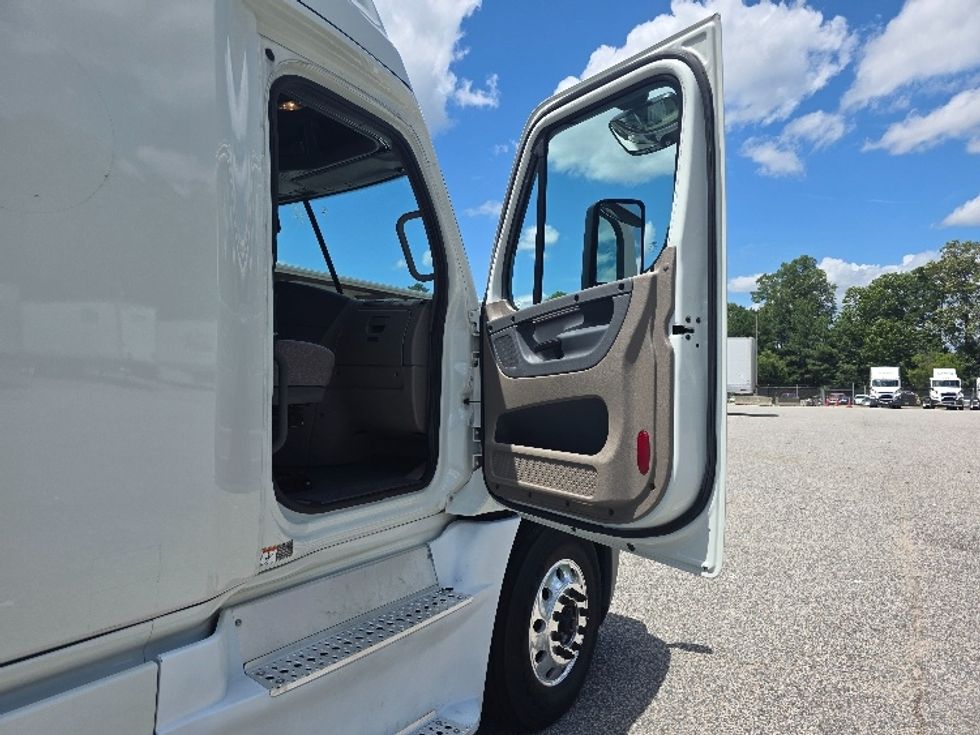 Sleeper Tractor-Heavy Duty Tractors-Freightliner-2019-Cascadia 12564ST-Chester-VA-590,746\n\t\tmiles-$ 51,250 - Image 13