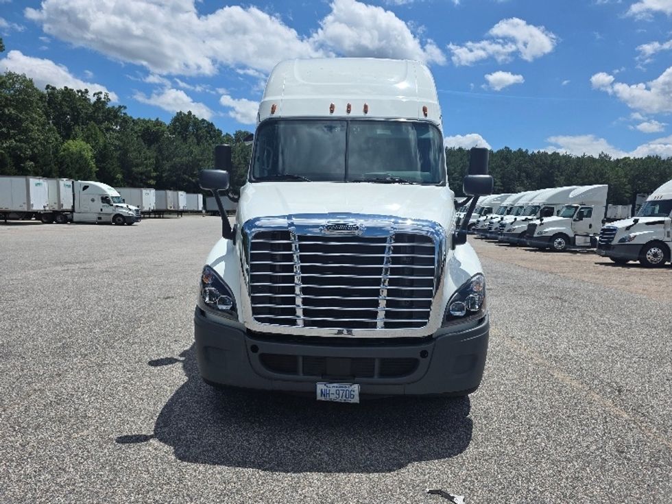 Sleeper Tractor-Heavy Duty Tractors-Freightliner-2019-Cascadia 12564ST-Chester-VA-590,746\n\t\tmiles-$ 51,250 - Image 2