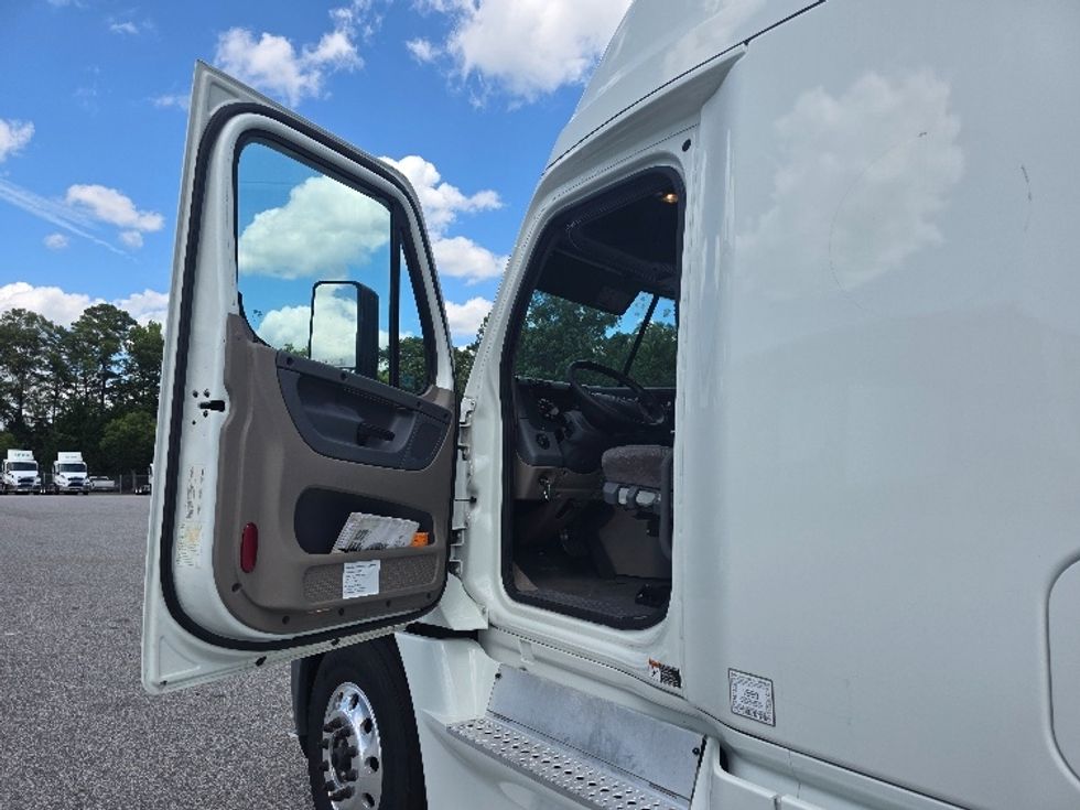 Sleeper Tractor-Heavy Duty Tractors-Freightliner-2019-Cascadia 12564ST-Chester-VA-590,746\n\t\tmiles-$ 51,250 - Image 9
