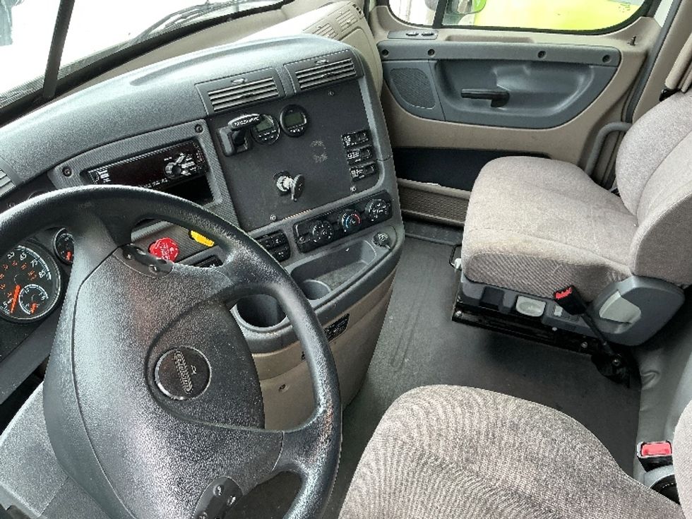 Sleeper Tractor-Heavy Duty Tractors-Freightliner-2019-Cascadia 12564ST-City Of Industry-CA-580,117\n\t\tmiles-$ 54,250 - Image 10