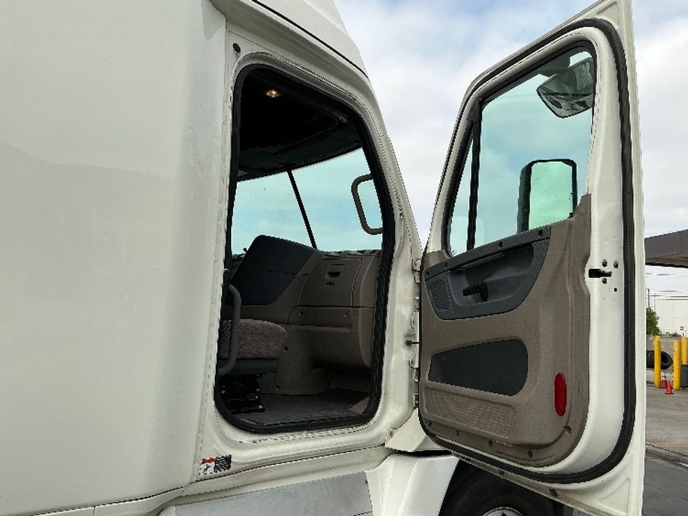 Sleeper Tractor-Heavy Duty Tractors-Freightliner-2019-Cascadia 12564ST-City Of Industry-CA-580,117\n\t\tmiles-$ 54,250 - Image 13