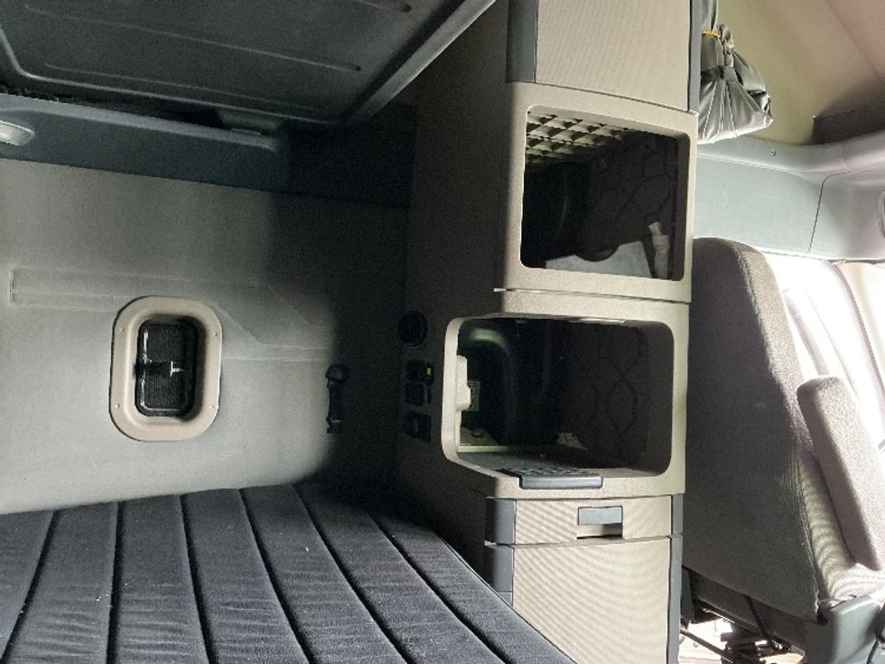 Sleeper Tractor-Heavy Duty Tractors-Freightliner-2019-Cascadia 12564ST-City Of Industry-CA-580,117\n\t\tmiles-$ 54,250 - Image 18