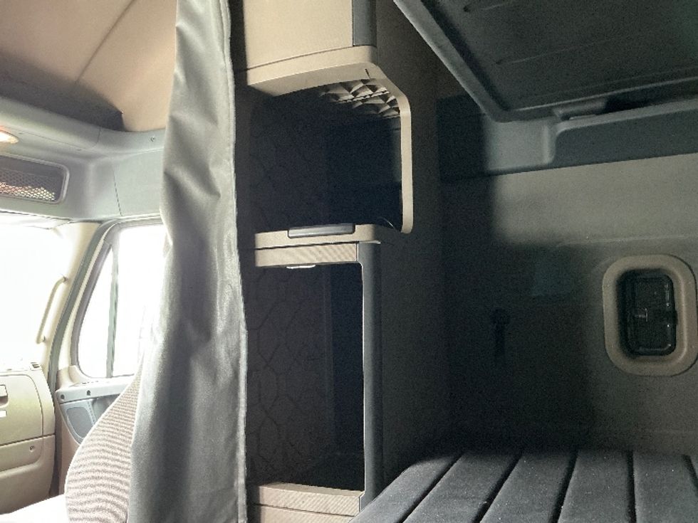 Sleeper Tractor-Heavy Duty Tractors-Freightliner-2019-Cascadia 12564ST-City Of Industry-CA-580,117\n\t\tmiles-$ 54,250 - Image 19