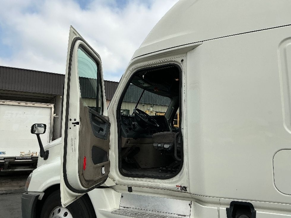 Sleeper Tractor-Heavy Duty Tractors-Freightliner-2019-Cascadia 12564ST-City Of Industry-CA-580,117\n\t\tmiles-$ 54,250 - Image 9