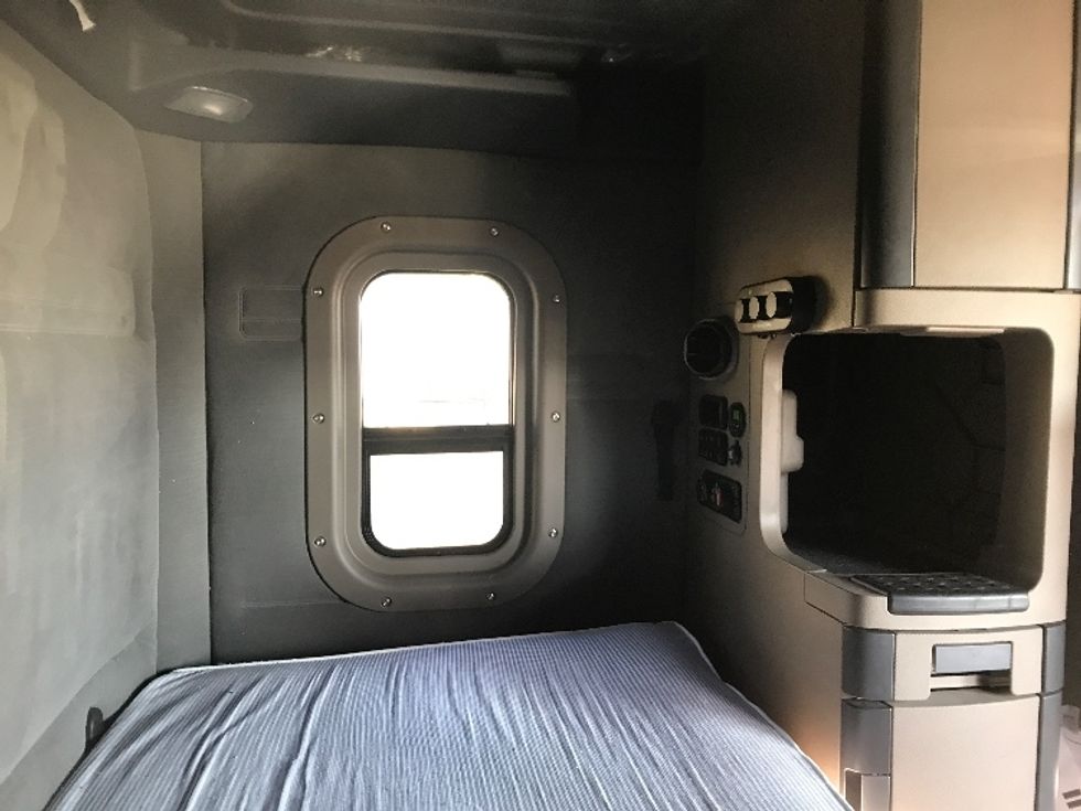 Sleeper Tractor-Heavy Duty Tractors-Freightliner-2019-Cascadia 12564ST-Cleona-PA-411,826\n\t\tmiles-$ 54,500 - Image 17