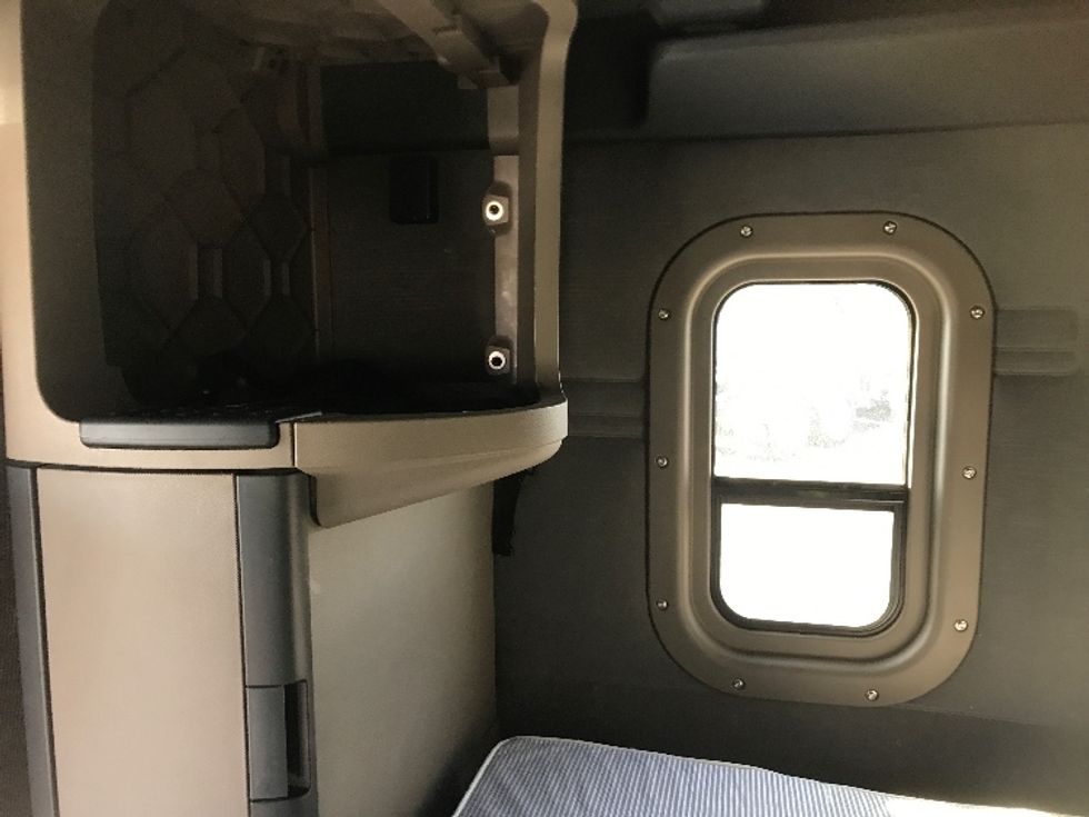 Sleeper Tractor-Heavy Duty Tractors-Freightliner-2019-Cascadia 12564ST-Cleona-PA-411,826\n\t\tmiles-$ 54,500 - Image 18