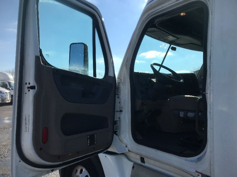 Sleeper Tractor-Heavy Duty Tractors-Freightliner-2019-Cascadia 12564ST-Cleona-PA-411,826\n\t\tmiles-$ 54,500 - Image 9