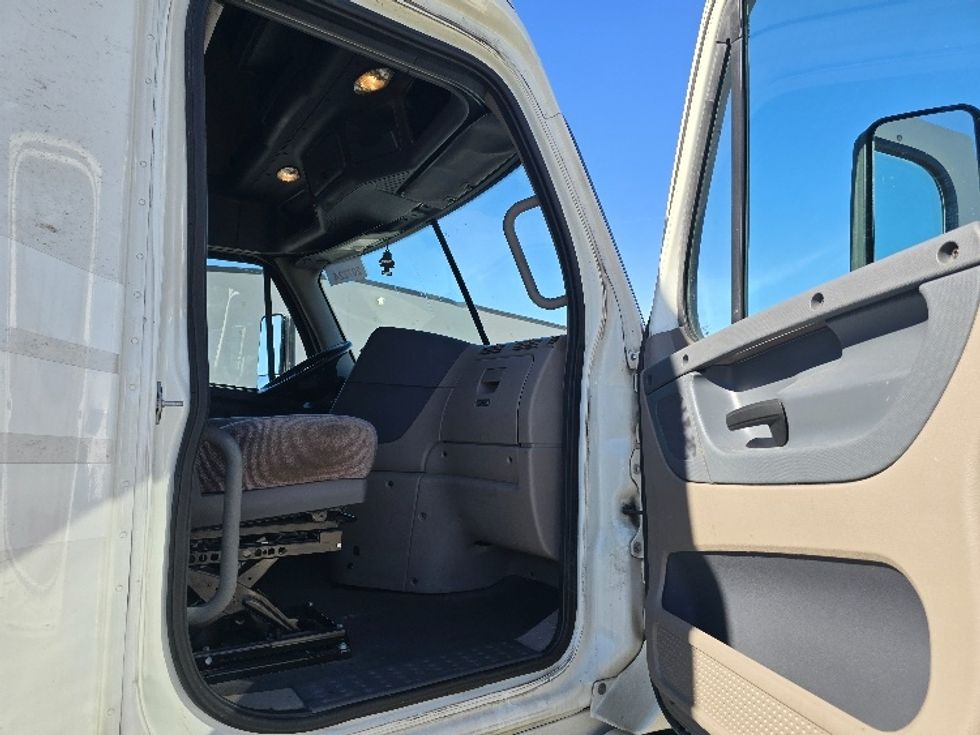 Sleeper Tractor-Heavy Duty Tractors-Freightliner-2019-Cascadia 12564ST-Cookeville-TN-537,105\n\t\tmiles-$ 49,500 - Image 13