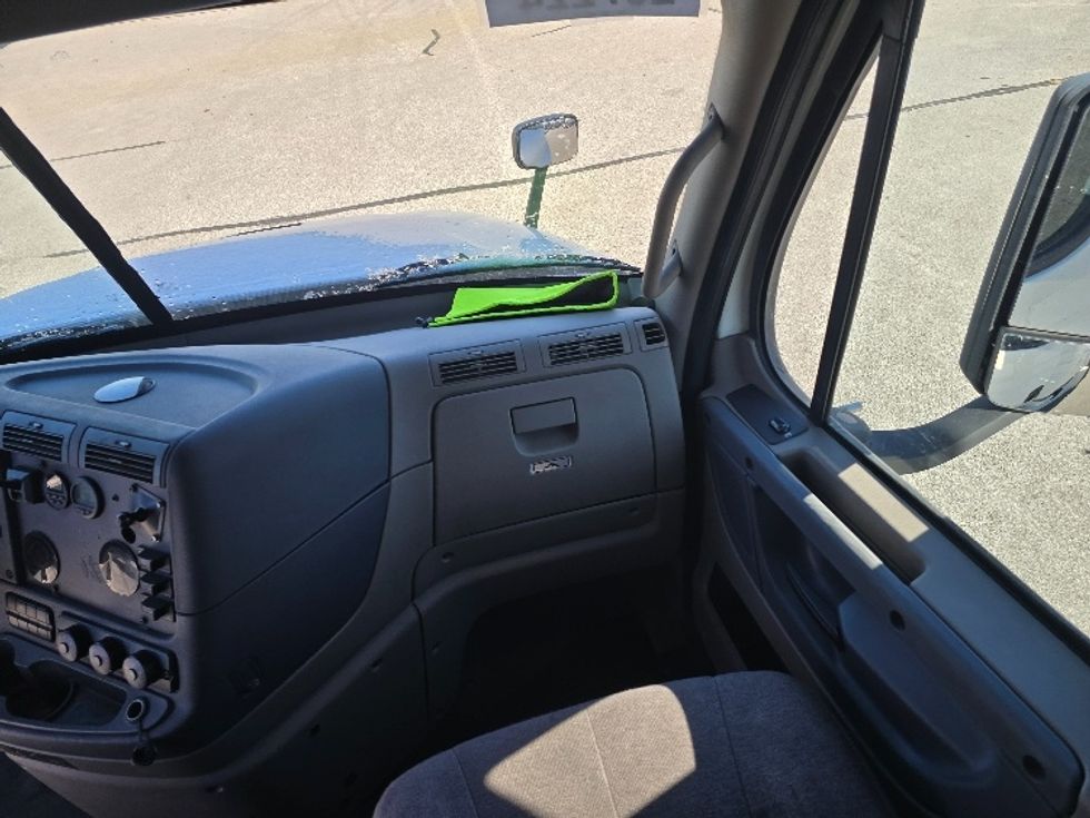 Sleeper Tractor-Heavy Duty Tractors-Freightliner-2019-Cascadia 12564ST-Cookeville-TN-537,105\n\t\tmiles-$ 49,500 - Image 14