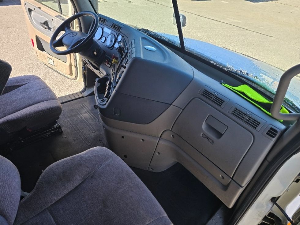 Sleeper Tractor-Heavy Duty Tractors-Freightliner-2019-Cascadia 12564ST-Cookeville-TN-537,105\n\t\tmiles-$ 49,500 - Image 15