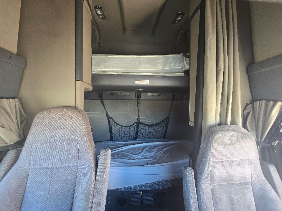 Sleeper Tractor-Heavy Duty Tractors-Freightliner-2019-Cascadia 12564ST-Cookeville-TN-537,105\n\t\tmiles-$ 49,500 - Image 16