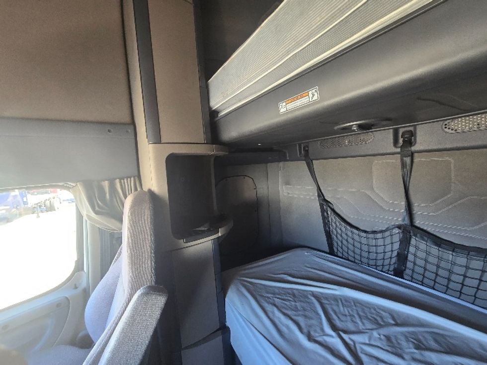 Sleeper Tractor-Heavy Duty Tractors-Freightliner-2019-Cascadia 12564ST-Cookeville-TN-537,105\n\t\tmiles-$ 49,500 - Image 19