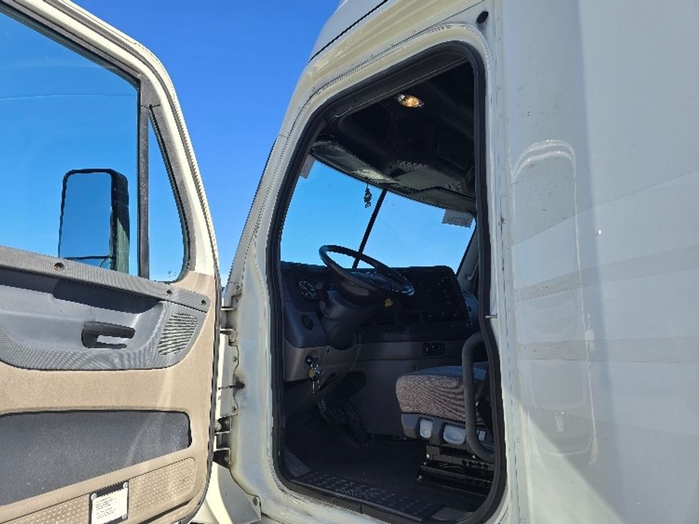 Sleeper Tractor-Heavy Duty Tractors-Freightliner-2019-Cascadia 12564ST-Cookeville-TN-537,105\n\t\tmiles-$ 49,500 - Image 9