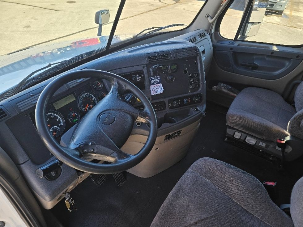 Sleeper Tractor-Heavy Duty Tractors-Freightliner-2019-Cascadia 12564ST-Cookeville-TN-586,745\n\t\tmiles-$ 46,750 - Image 10