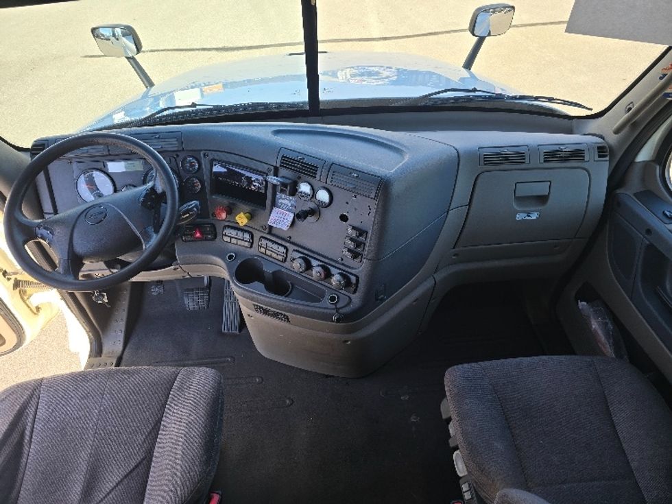 Sleeper Tractor-Heavy Duty Tractors-Freightliner-2019-Cascadia 12564ST-Cookeville-TN-586,745\n\t\tmiles-$ 46,750 - Image 12