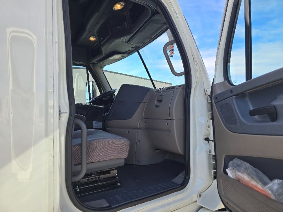 Sleeper Tractor-Heavy Duty Tractors-Freightliner-2019-Cascadia 12564ST-Cookeville-TN-586,745\n\t\tmiles-$ 46,750 - Image 13