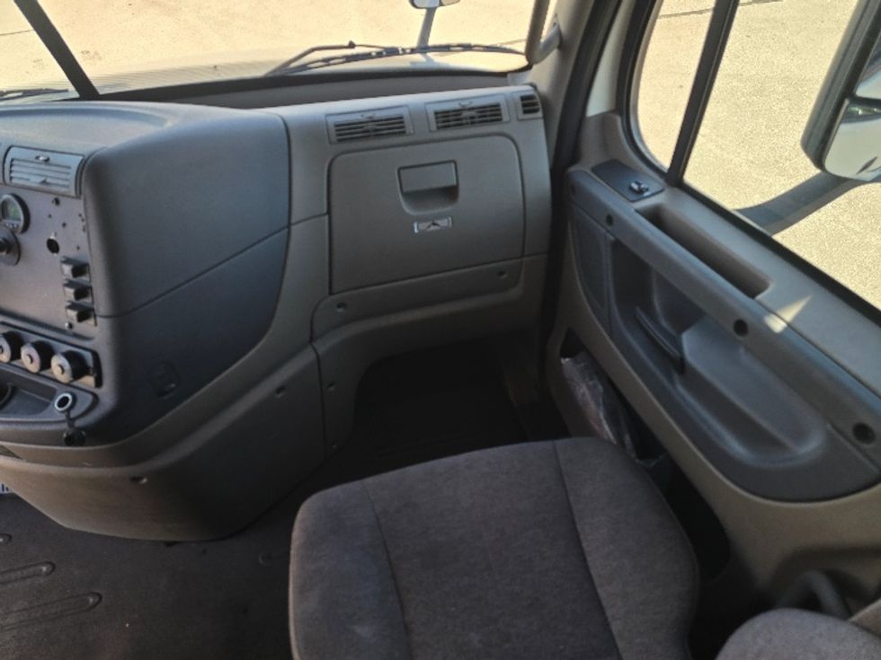 Sleeper Tractor-Heavy Duty Tractors-Freightliner-2019-Cascadia 12564ST-Cookeville-TN-586,745\n\t\tmiles-$ 46,750 - Image 14