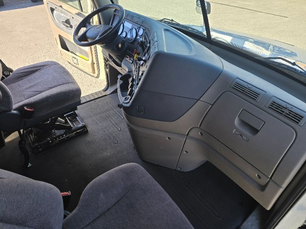 Sleeper Tractor-Heavy Duty Tractors-Freightliner-2019-Cascadia 12564ST-Cookeville-TN-586,745\n\t\tmiles-$ 46,750 - Image 15