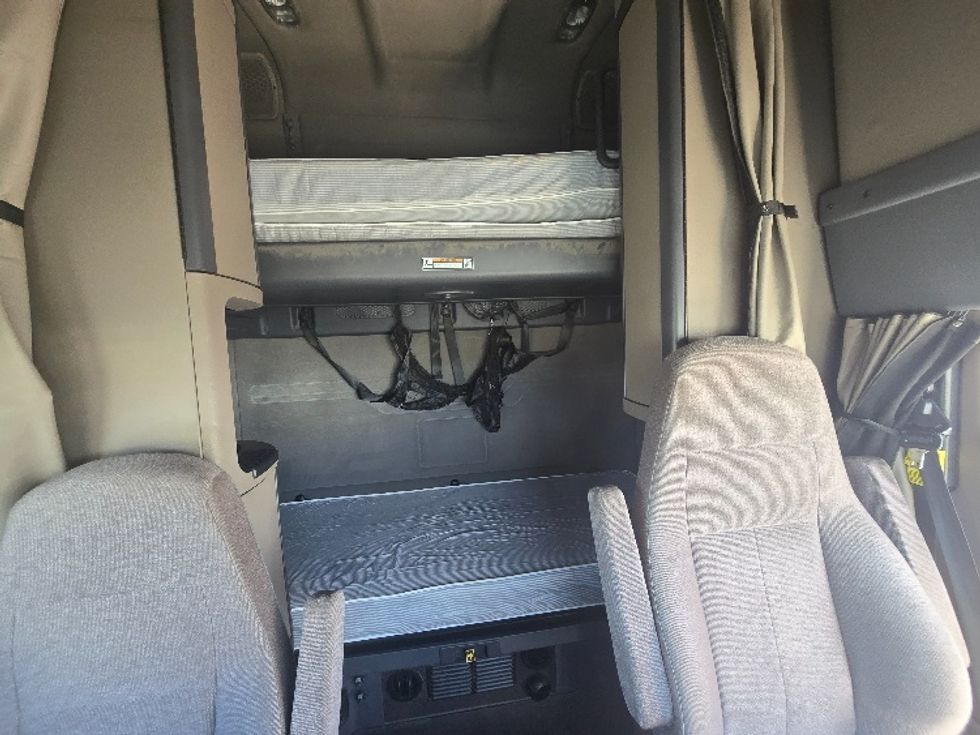 Sleeper Tractor-Heavy Duty Tractors-Freightliner-2019-Cascadia 12564ST-Cookeville-TN-586,745\n\t\tmiles-$ 46,750 - Image 16