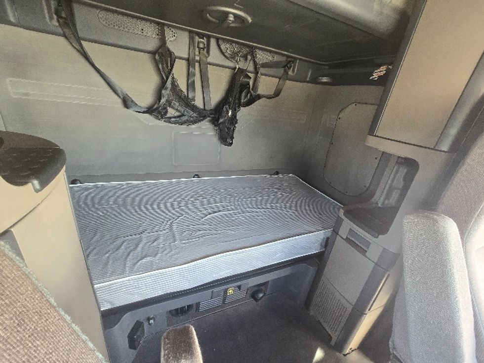 Sleeper Tractor-Heavy Duty Tractors-Freightliner-2019-Cascadia 12564ST-Cookeville-TN-586,745\n\t\tmiles-$ 46,750 - Image 17