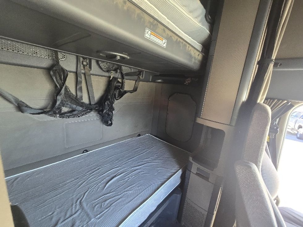 Sleeper Tractor-Heavy Duty Tractors-Freightliner-2019-Cascadia 12564ST-Cookeville-TN-586,745\n\t\tmiles-$ 46,750 - Image 18