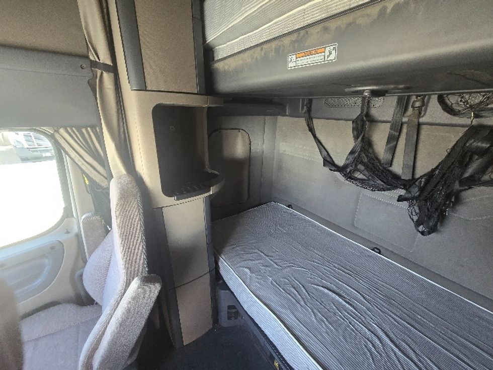 Sleeper Tractor-Heavy Duty Tractors-Freightliner-2019-Cascadia 12564ST-Cookeville-TN-586,745\n\t\tmiles-$ 46,750 - Image 19