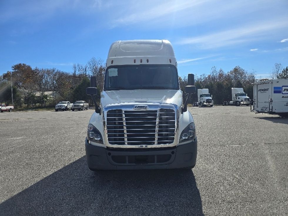 Sleeper Tractor-Heavy Duty Tractors-Freightliner-2019-Cascadia 12564ST-Cookeville-TN-586,745\n\t\tmiles-$ 46,750 - Image 2