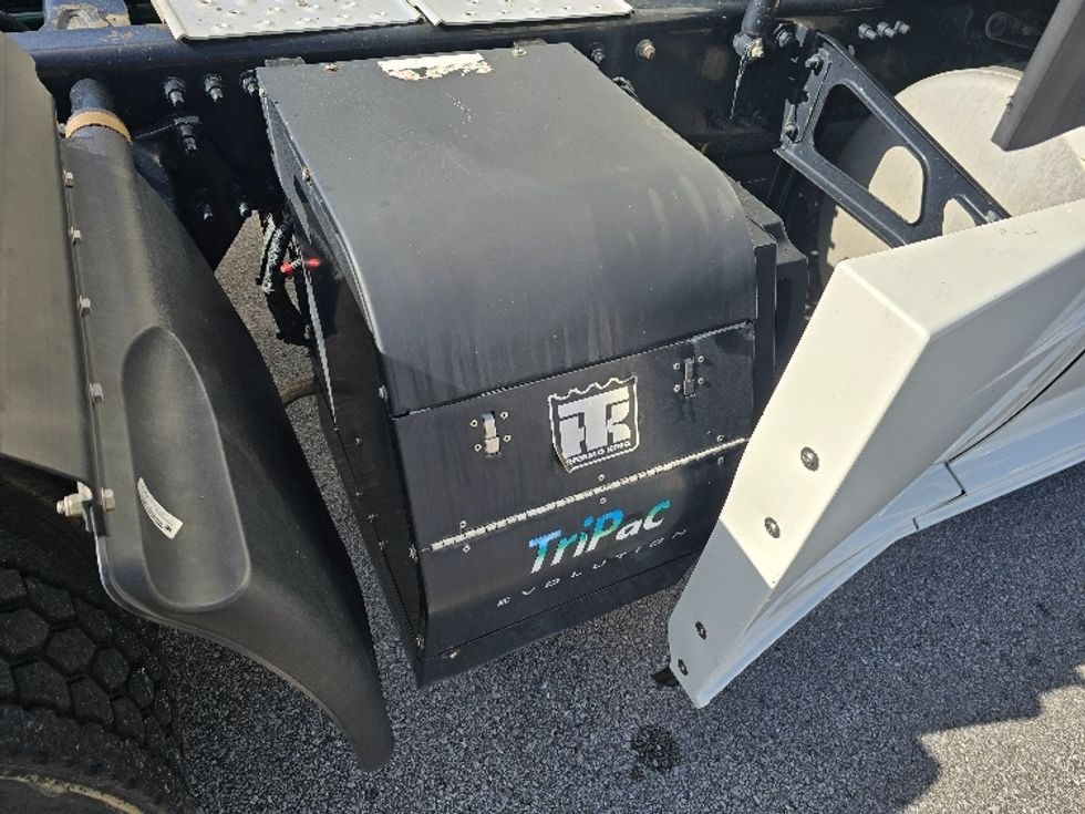 Sleeper Tractor-Heavy Duty Tractors-Freightliner-2019-Cascadia 12564ST-Cookeville-TN-586,745\n\t\tmiles-$ 46,750 - Image 22