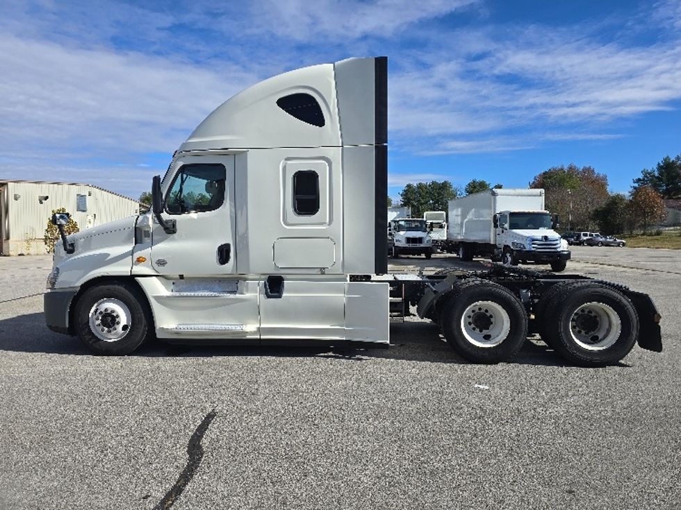 Sleeper Tractor-Heavy Duty Tractors-Freightliner-2019-Cascadia 12564ST-Cookeville-TN-586,745\n\t\tmiles-$ 46,750 - Image 4