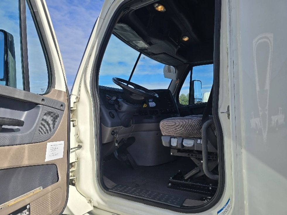 Sleeper Tractor-Heavy Duty Tractors-Freightliner-2019-Cascadia 12564ST-Cookeville-TN-586,745\n\t\tmiles-$ 46,750 - Image 9