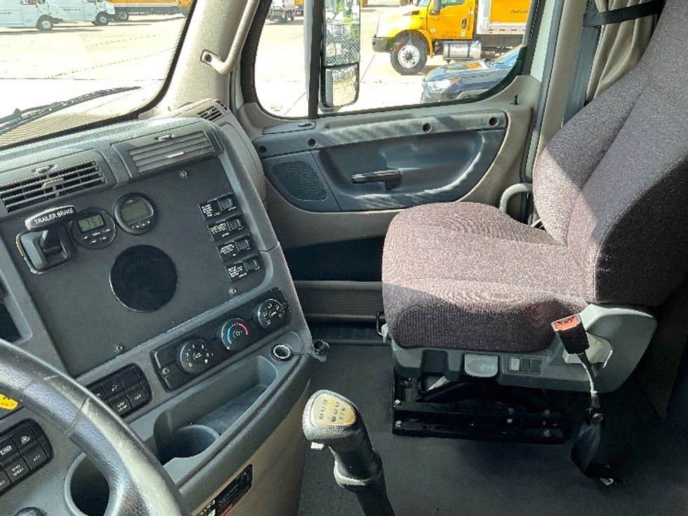 Sleeper Tractor-Heavy Duty Tractors-Freightliner-2019-Cascadia 12564ST-Dallas-TX-205,674\n\t\tmiles-$ 65,000 - Image 10