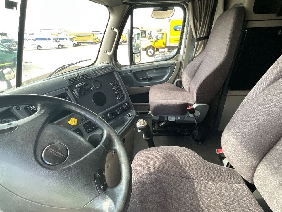 Sleeper Tractor-Heavy Duty Tractors-Freightliner-2019-Cascadia 12564ST-Dallas-TX-205,674\n\t\tmiles-$ 65,000 - Image 12