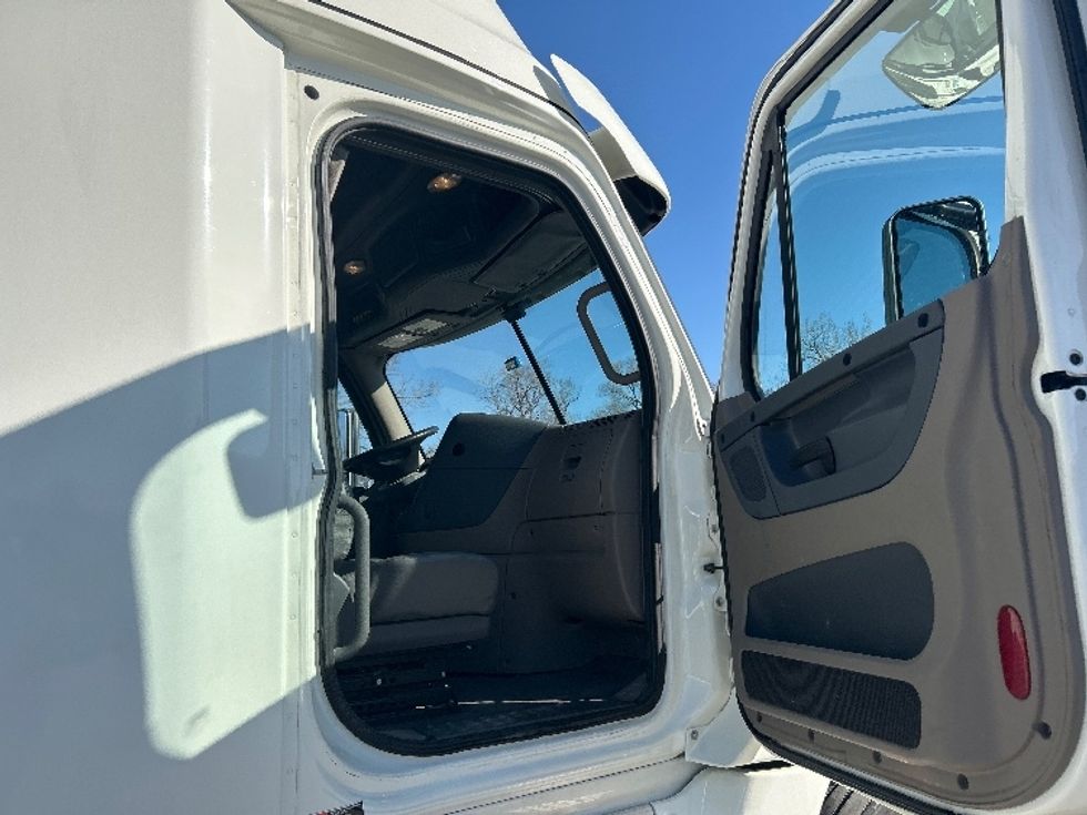 Sleeper Tractor-Heavy Duty Tractors-Freightliner-2019-Cascadia 12564ST-Des Moines-IA-404,135\n\t\tmiles-$ 50,000 - Image 13