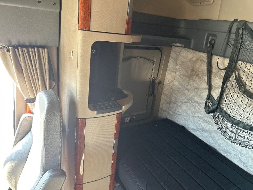 Sleeper Tractor-Heavy Duty Tractors-Freightliner-2019-Cascadia 12564ST-Des Moines-IA-404,135\n\t\tmiles-$ 50,000 - Image 19