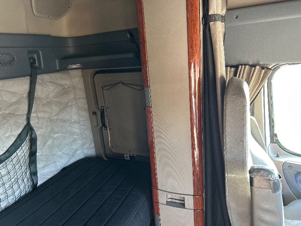 Sleeper Tractor-Heavy Duty Tractors-Freightliner-2019-Cascadia 12564ST-Des Moines-IA-543,735\n\t\tmiles-$ 42,500 - Image 18