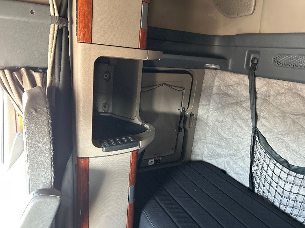 Sleeper Tractor-Heavy Duty Tractors-Freightliner-2019-Cascadia 12564ST-Des Moines-IA-543,735\n\t\tmiles-$ 42,500 - Image 19