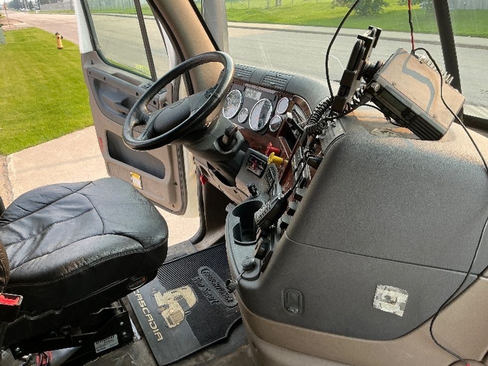 Sleeper Tractor-Heavy Duty Tractors-Freightliner-2019-Cascadia 12564ST-Edmonton-AB-624,177\n\t\tkm-$ 77,500 - Image 15
