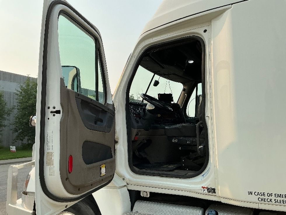 Sleeper Tractor-Heavy Duty Tractors-Freightliner-2019-Cascadia 12564ST-Edmonton-AB-624,177\n\t\tkm-$ 77,500 - Image 9