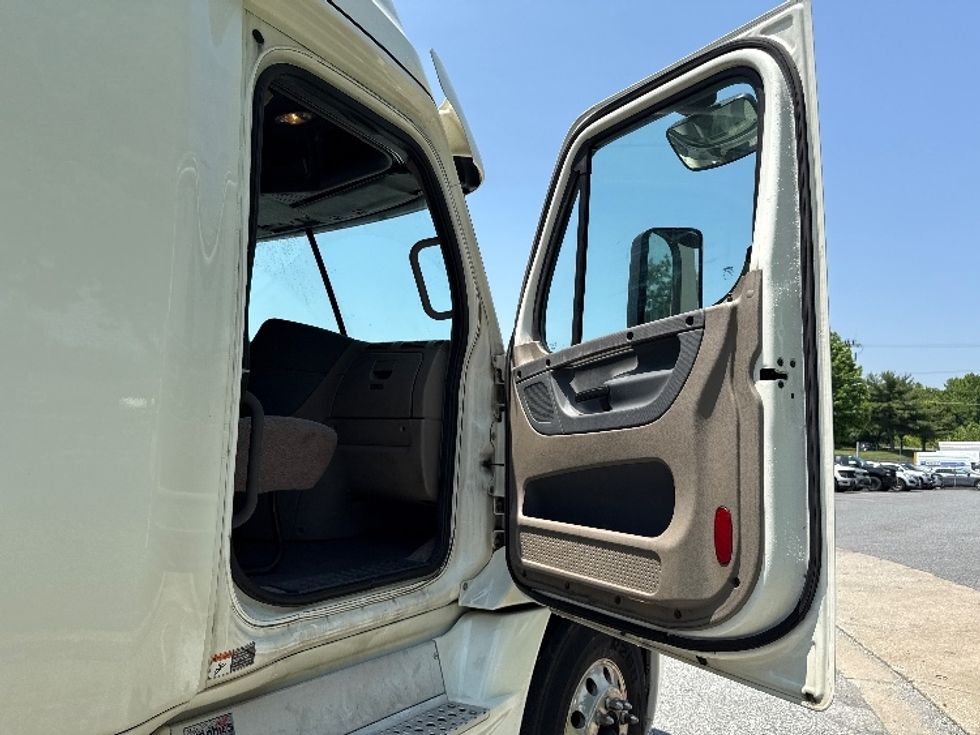 Sleeper Tractor-Heavy Duty Tractors-Freightliner-2019-Cascadia 12564ST-Essex-MD-457,553\n\t\tmiles-$ 54,750 - Image 13