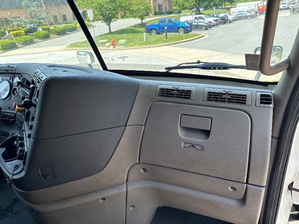 Sleeper Tractor-Heavy Duty Tractors-Freightliner-2019-Cascadia 12564ST-Essex-MD-457,553\n\t\tmiles-$ 54,750 - Image 14