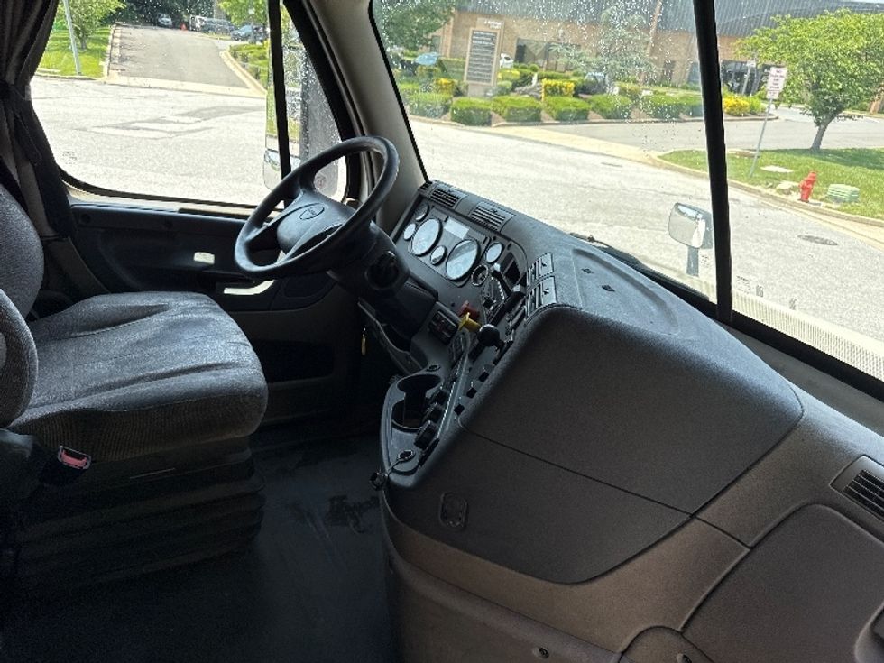 Sleeper Tractor-Heavy Duty Tractors-Freightliner-2019-Cascadia 12564ST-Essex-MD-457,553\n\t\tmiles-$ 54,750 - Image 15