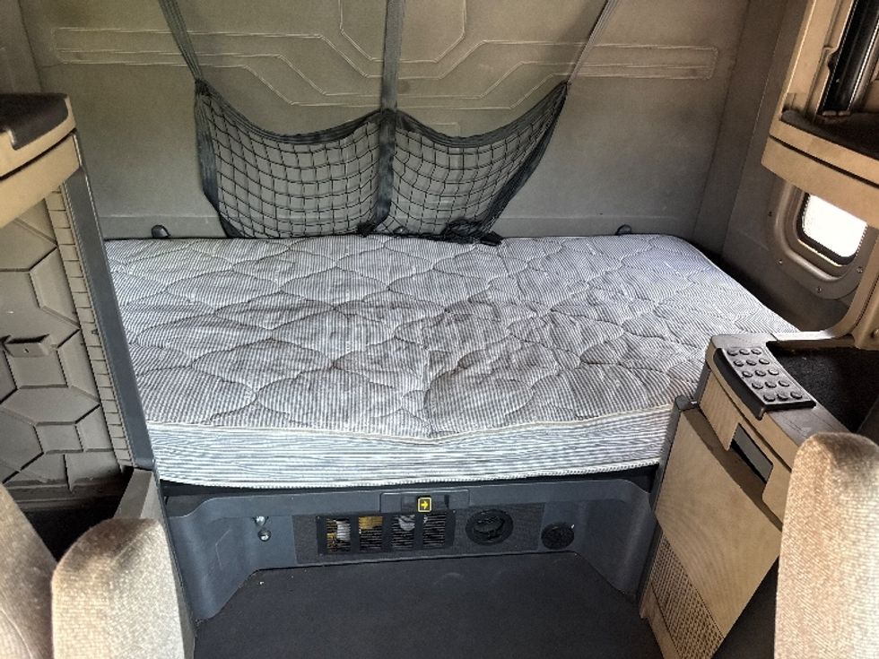 Sleeper Tractor-Heavy Duty Tractors-Freightliner-2019-Cascadia 12564ST-Essex-MD-457,553\n\t\tmiles-$ 54,750 - Image 16