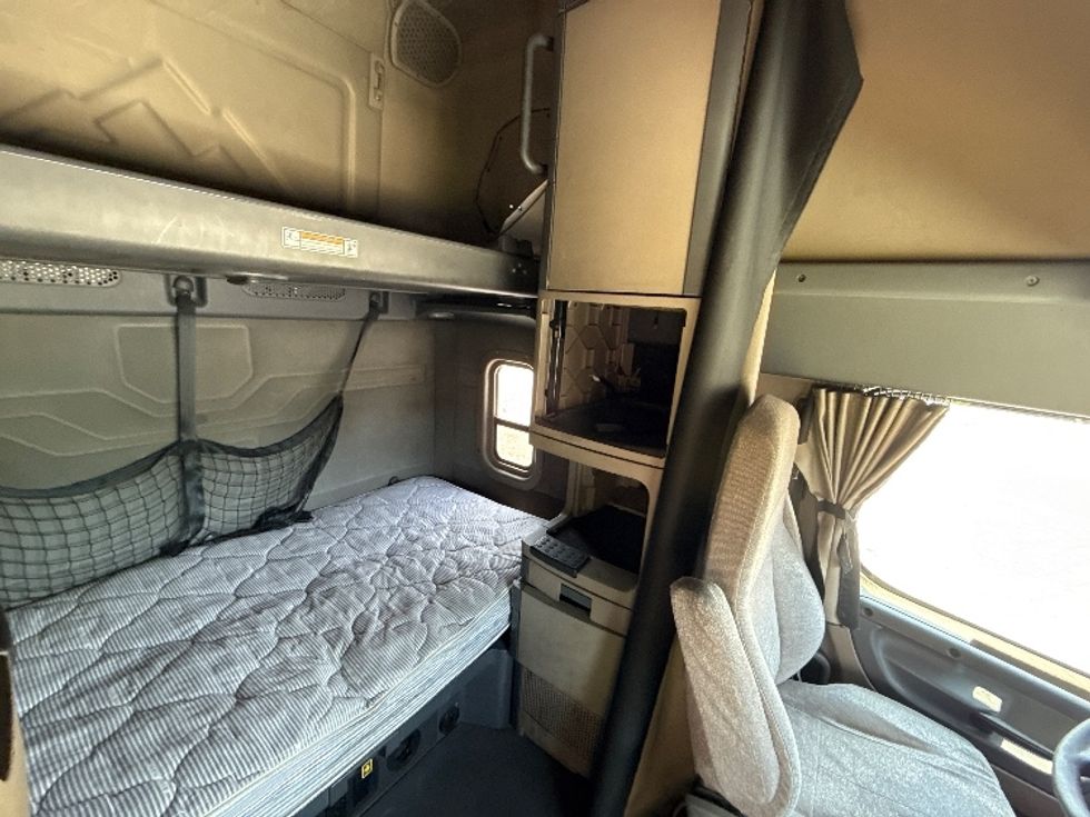 Sleeper Tractor-Heavy Duty Tractors-Freightliner-2019-Cascadia 12564ST-Essex-MD-457,553\n\t\tmiles-$ 54,750 - Image 18