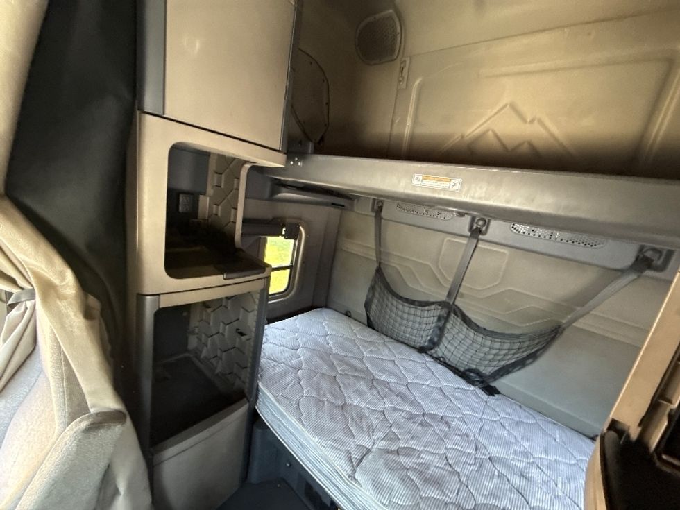 Sleeper Tractor-Heavy Duty Tractors-Freightliner-2019-Cascadia 12564ST-Essex-MD-457,553\n\t\tmiles-$ 54,750 - Image 19